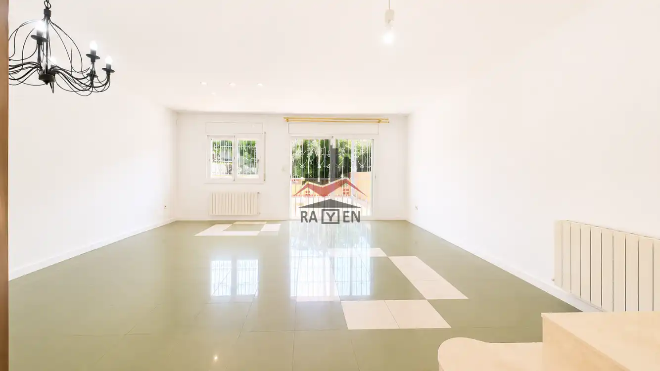 Sala de estar de Casa adosada en venta en Figueres con Calefacción
