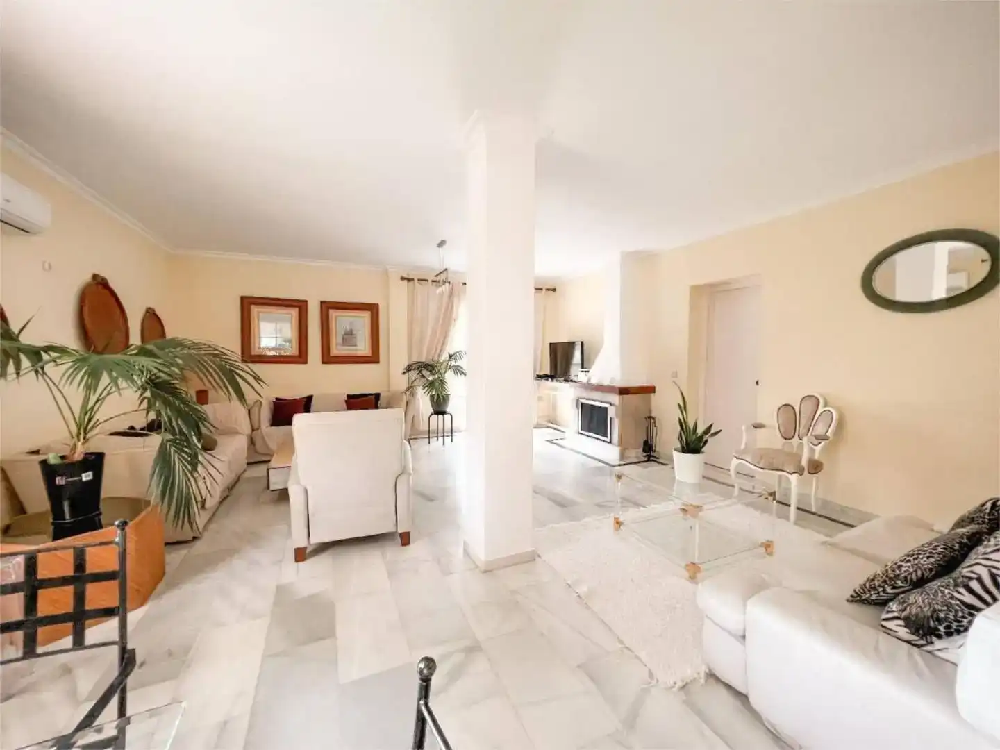 Sala d'estar de Casa o xalet de lloguer en Nueva Andalucía