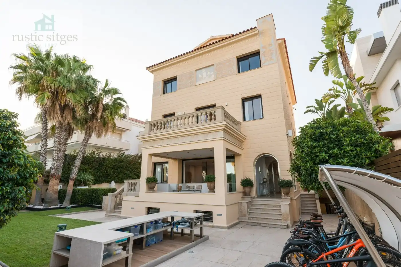 Vista exterior de Casa o xalet en venda en Sitges amb Aire condicionat, Calefacció i Jardí privat