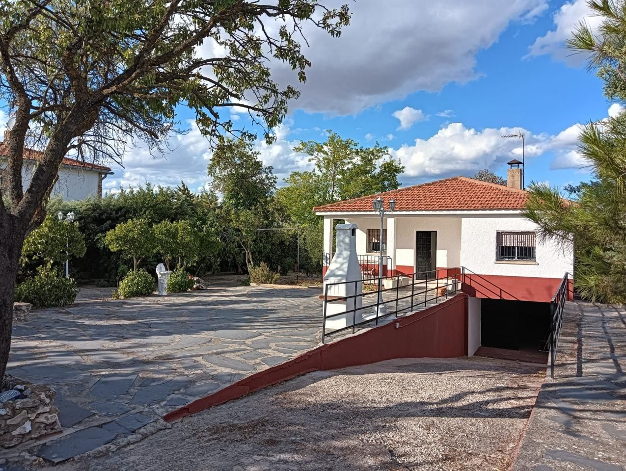 Vista exterior de Casa o xalet en venda en Barajas de Melo amb Calefacció i Piscina