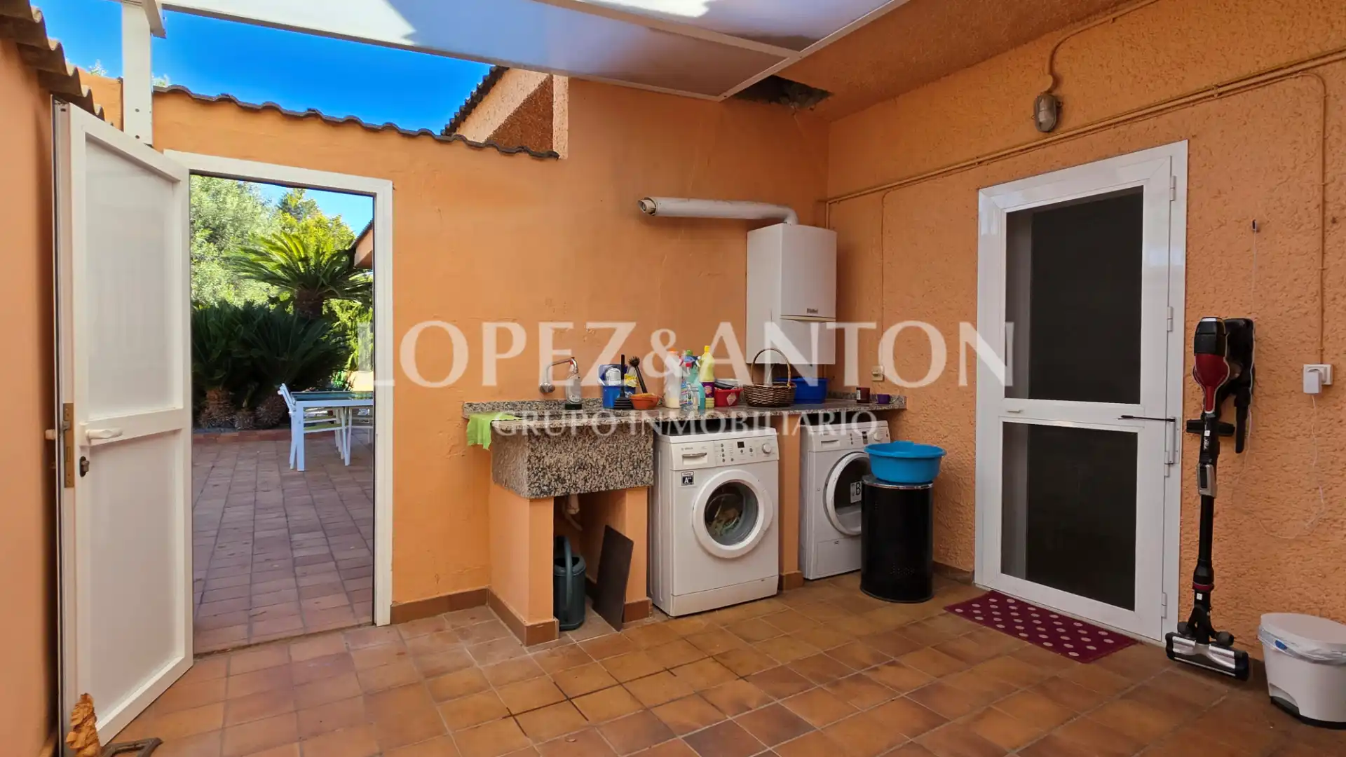 Vista exterior de Casa o xalet en venda en La Pobla de Vallbona amb Aire condicionat, Calefacció i Jardí privat