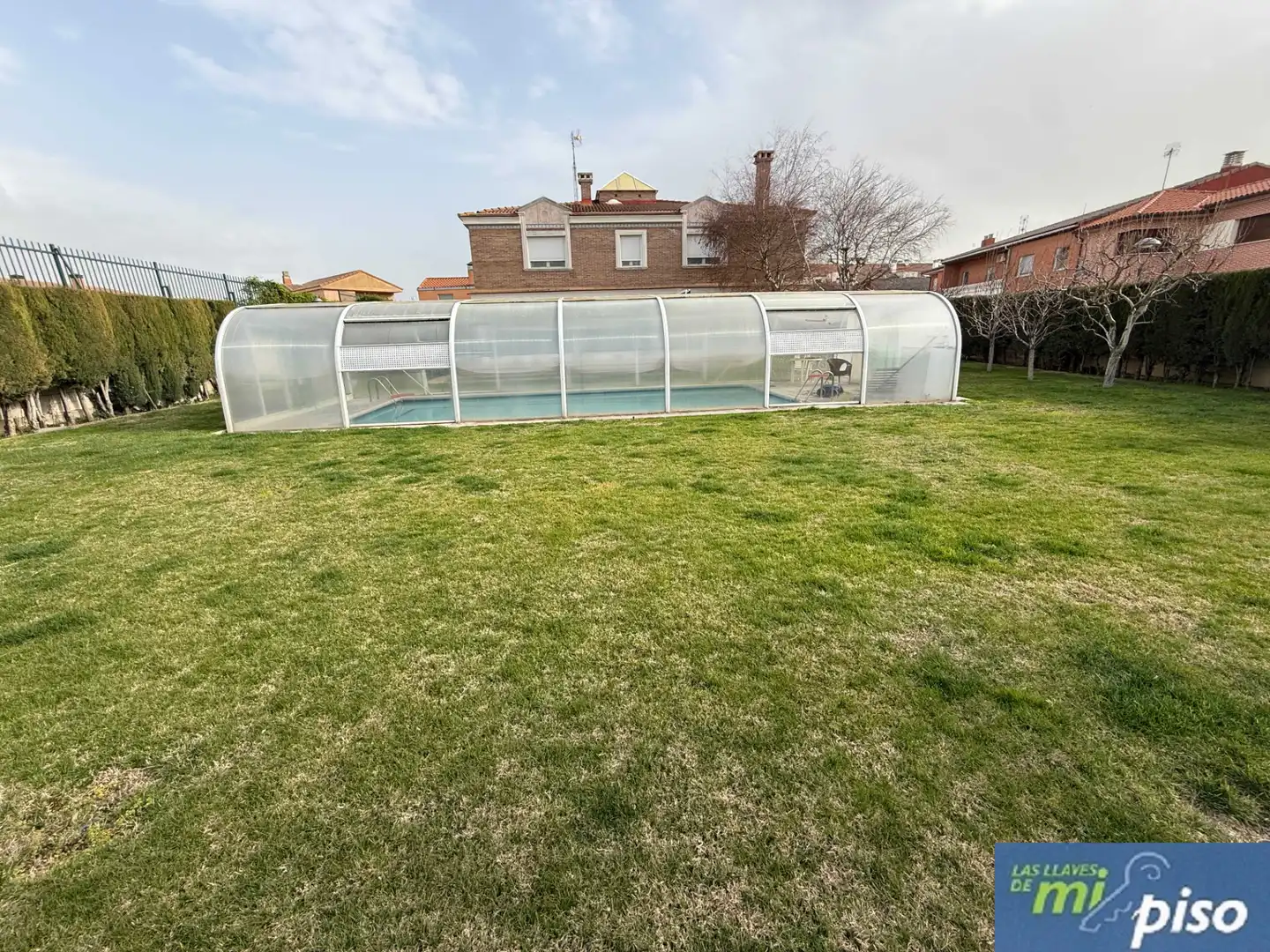 Piscina de Casa o xalet en venda en Santovenia de Pisuerga amb Calefacció, Jardí privat i Parquet