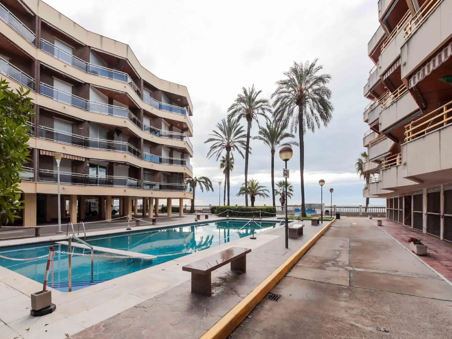 Vista exterior de Pis en venda en Cambrils amb Terrassa i Piscina comunitària