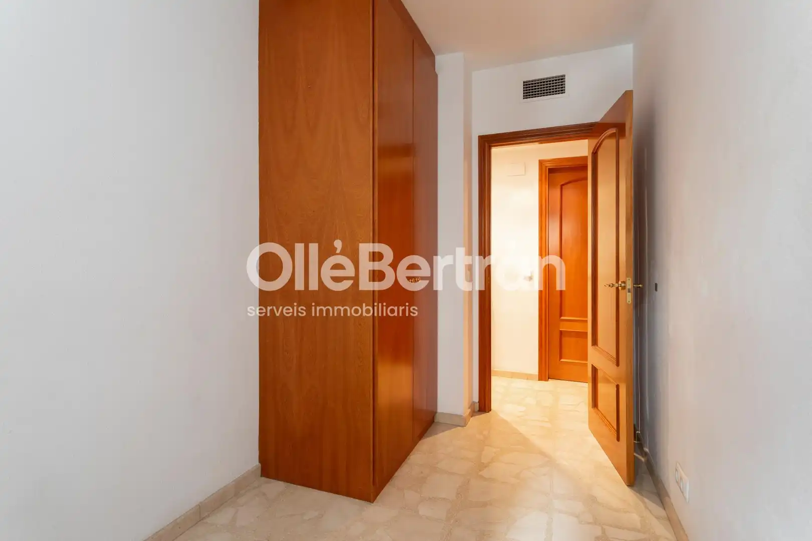 Piso en venta en Barcelona con Calefacción, Horno y TV