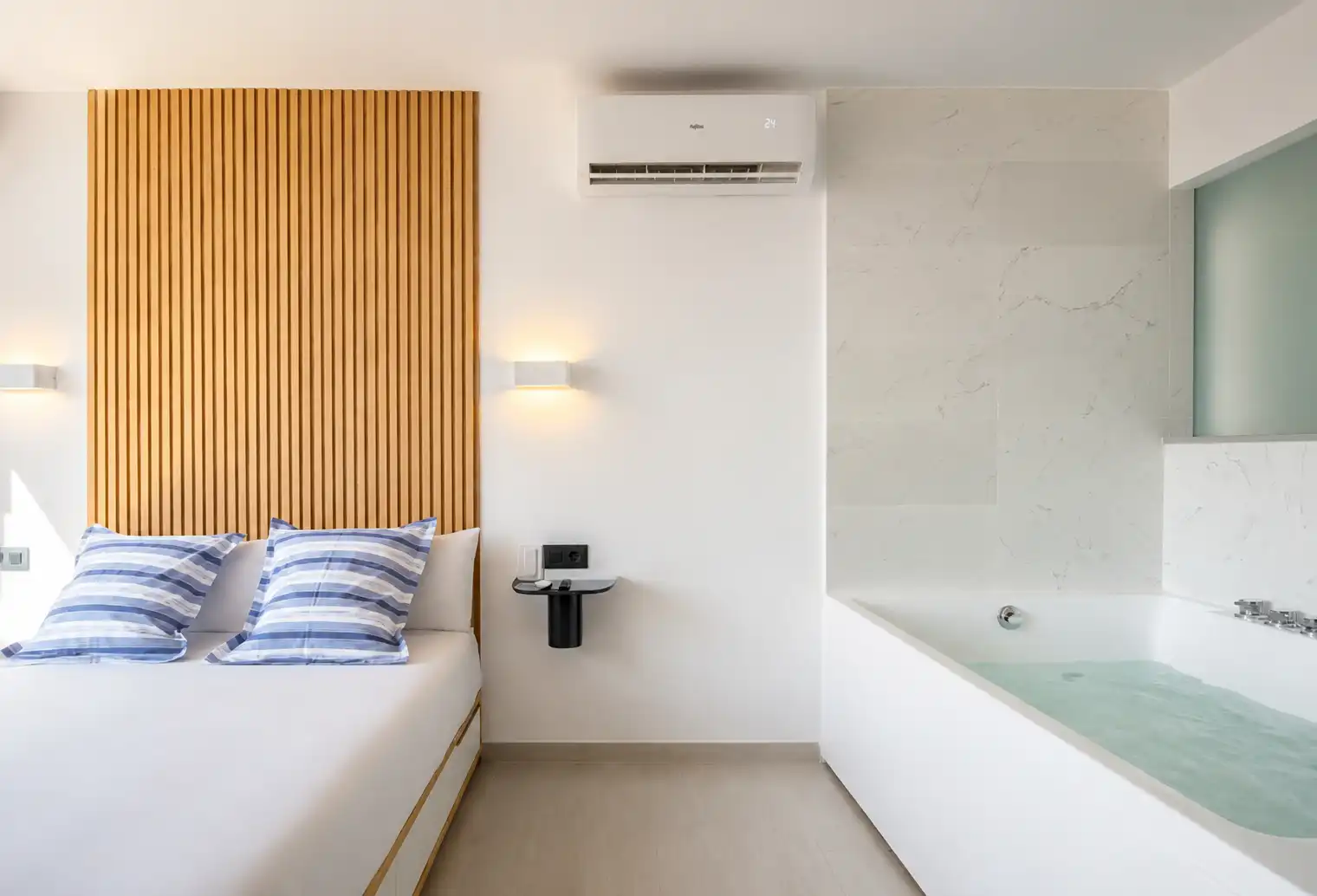 Bedroom of Study for sale in Empuriabrava  with Air Conditioner and Jacuzzi