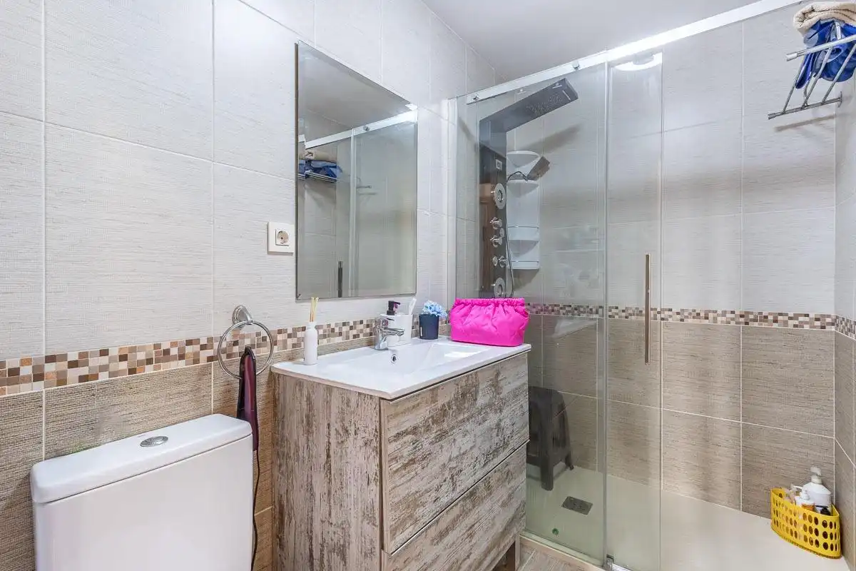 Bathroom of Flat for sale in Granada  with Air Conditioner and Terrace