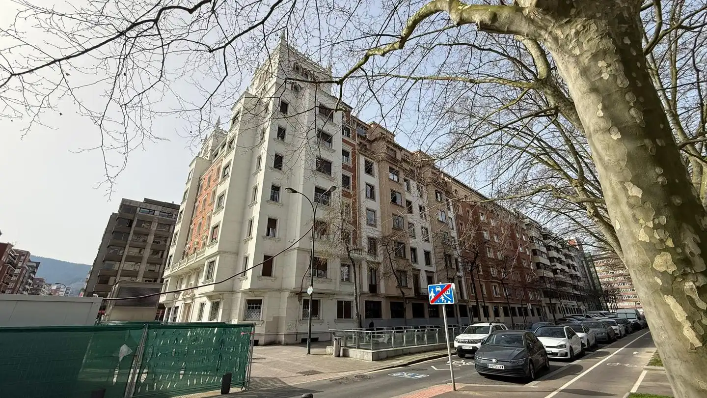 Vista exterior de Pis en venda en Bilbao  amb Calefacció, Parquet i Terrassa