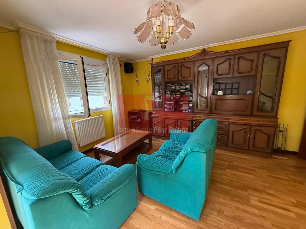 Sala d'estar de Pis en venda en León Capital  amb Calefacció, Parquet i Terrassa