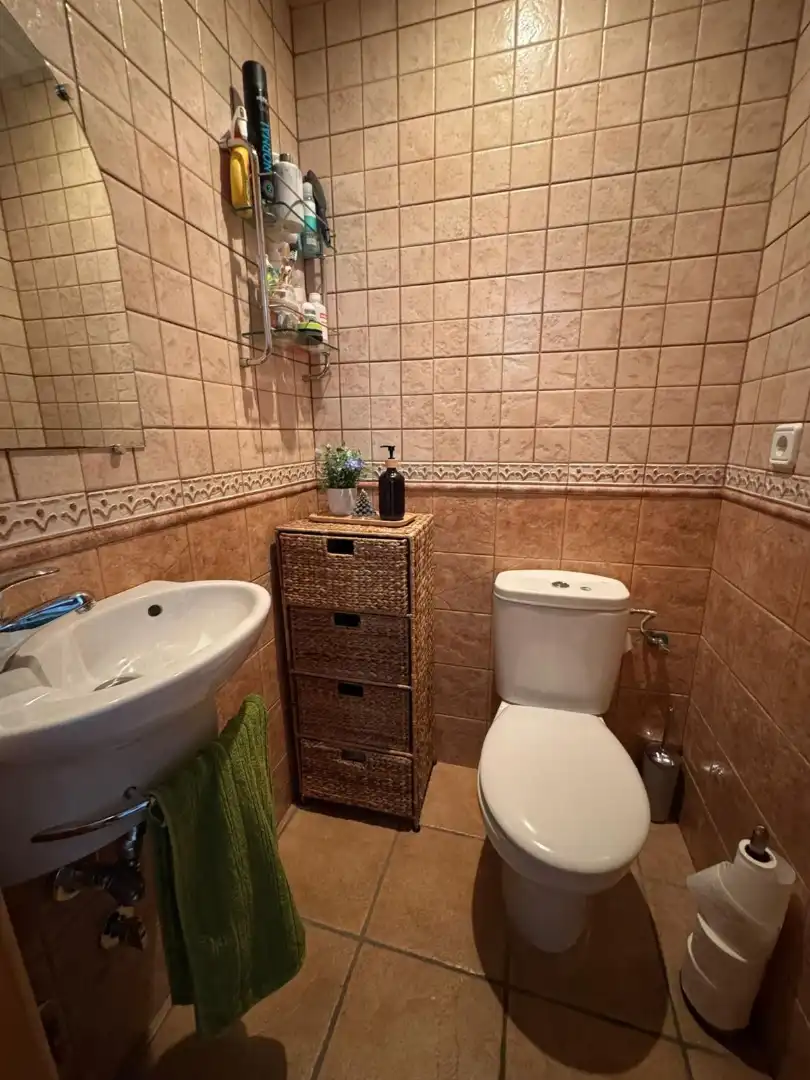 Badezimmer von Einfamilien-Reihenhaus zum Verkauf in Fuengirola mit Klimaanlage, Terrasse und Möbliert