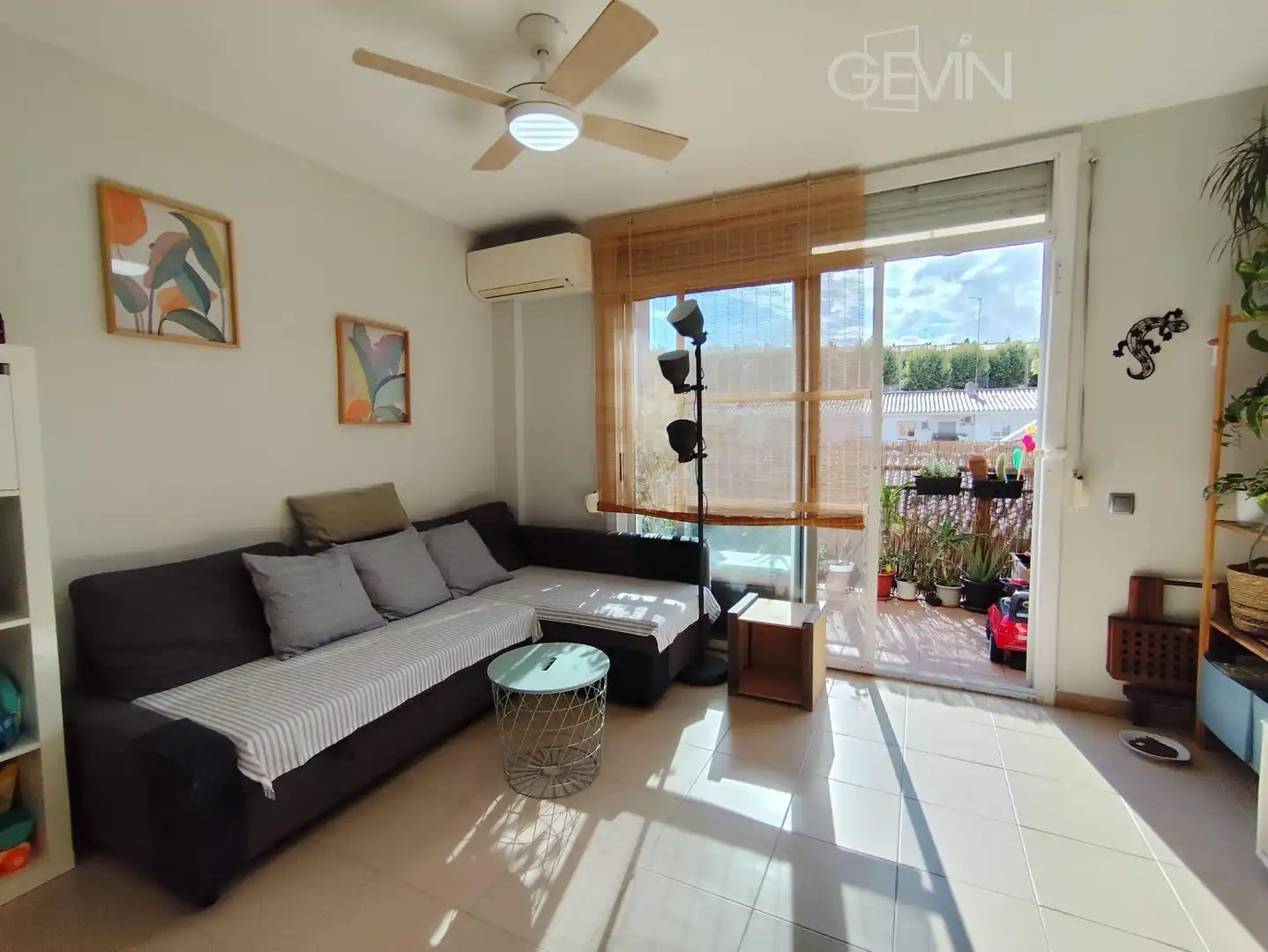 Sala de estar de Piso en venta en Santa Perpètua de Mogoda con Aire acondicionado, Trastero y Balcón