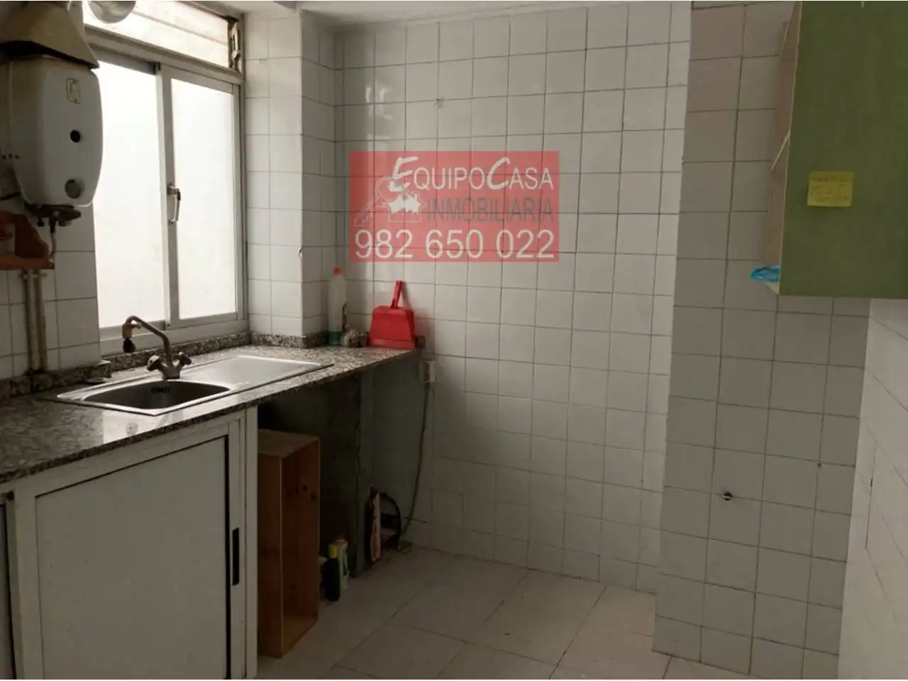 Cuina de Apartament en venda en Lugo amb Calefacció, Traster i Alarma