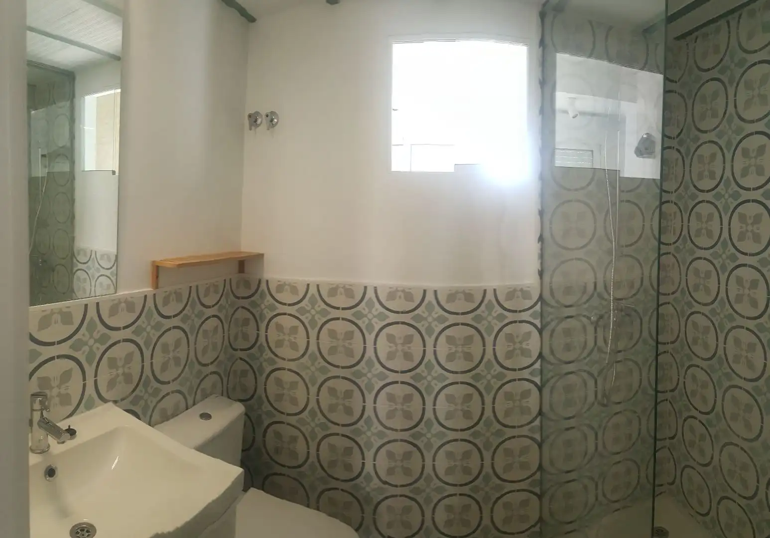 Badezimmer von Wohnung zur Miete in Sevilla mit Klimaanlage, Heizung und Parkett