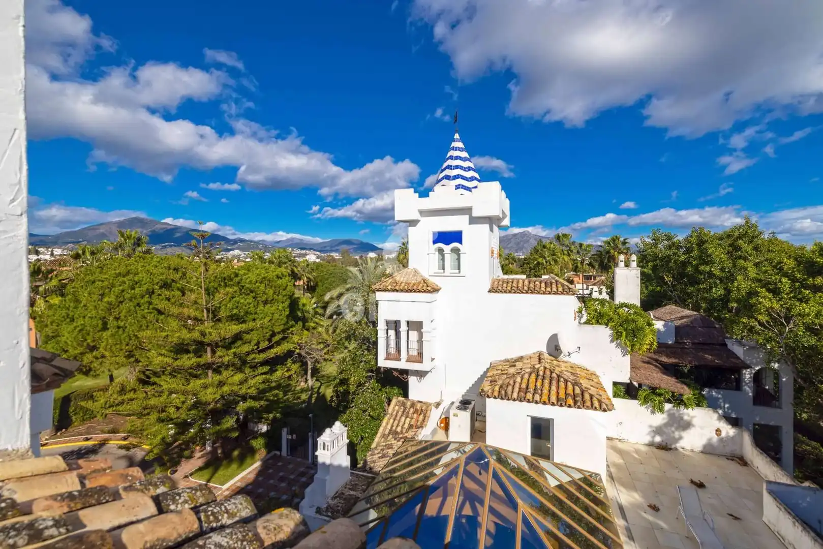 Außenansicht von Maisonette zum Verkauf in Estepona mit Heizung, Abstellraum und Balkon