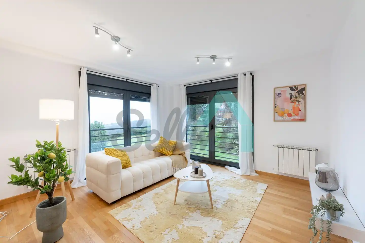 Sala de estar de Piso de alquiler en Oviedo  con Calefacción, Parquet y Trastero