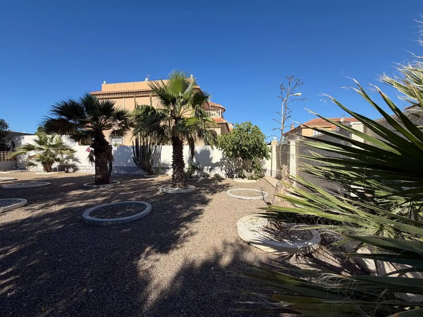 Vista exterior de Casa o xalet en venda en El Ejido amb Aire condicionat, Jardí privat i Traster