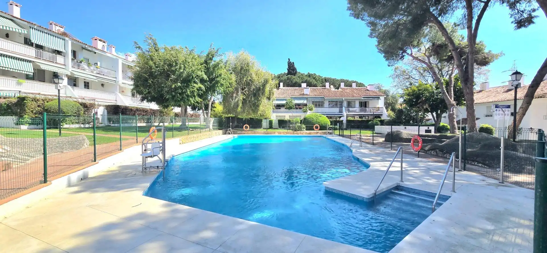 Piscina de Planta baixa en venda en Marbella amb Aire condicionat, Jardí privat i Terrassa