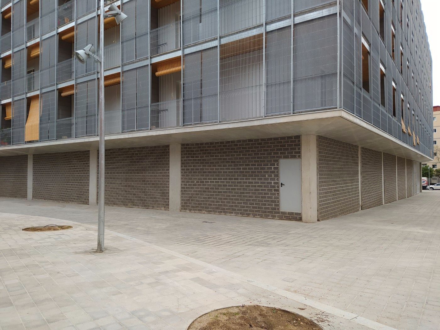 Vista exterior de Local en venda en Cornellà de Llobregat