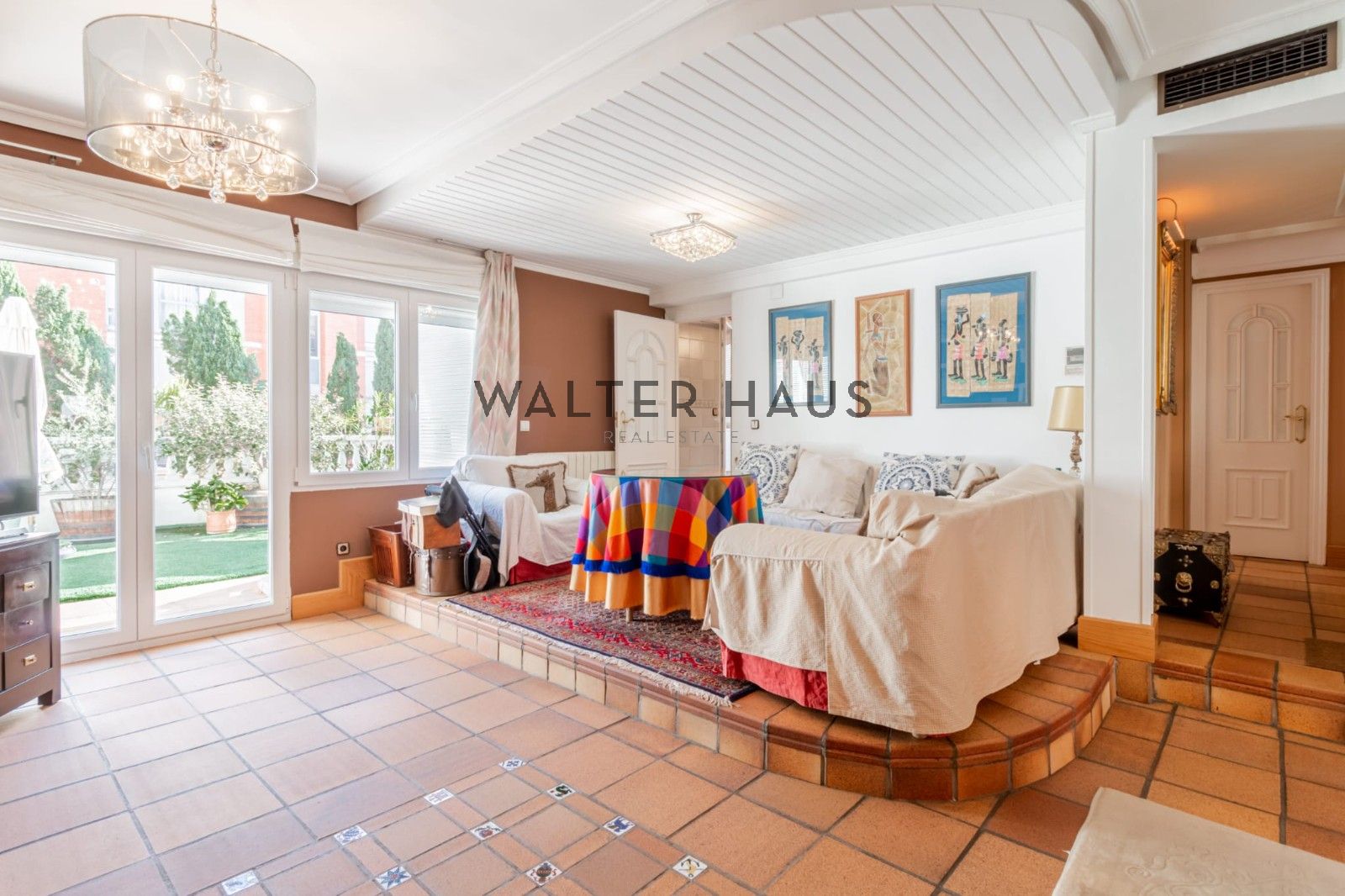 Sala d'estar de Casa o xalet en venda en  Madrid Capital amb Aire condicionat, Jardí privat i Terrassa