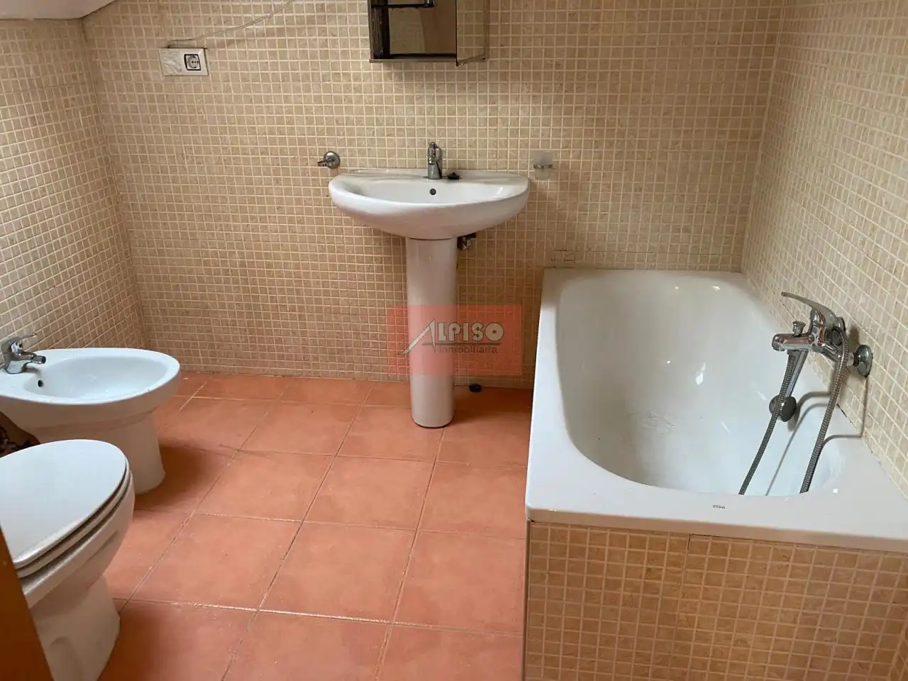Bathroom of Duplexes for sale in Ourense Capital   with Heating, Parquet flooring and Storage room