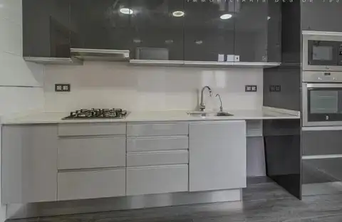 Cuina de Pis en venda en Cornellà de Llobregat amb Aire condicionat, Forn i Balcó