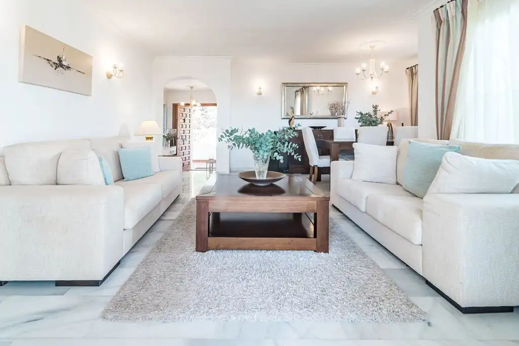 Sala d'estar de Casa o xalet en venda en Mijas amb Aire condicionat, Jardí privat i Terrassa