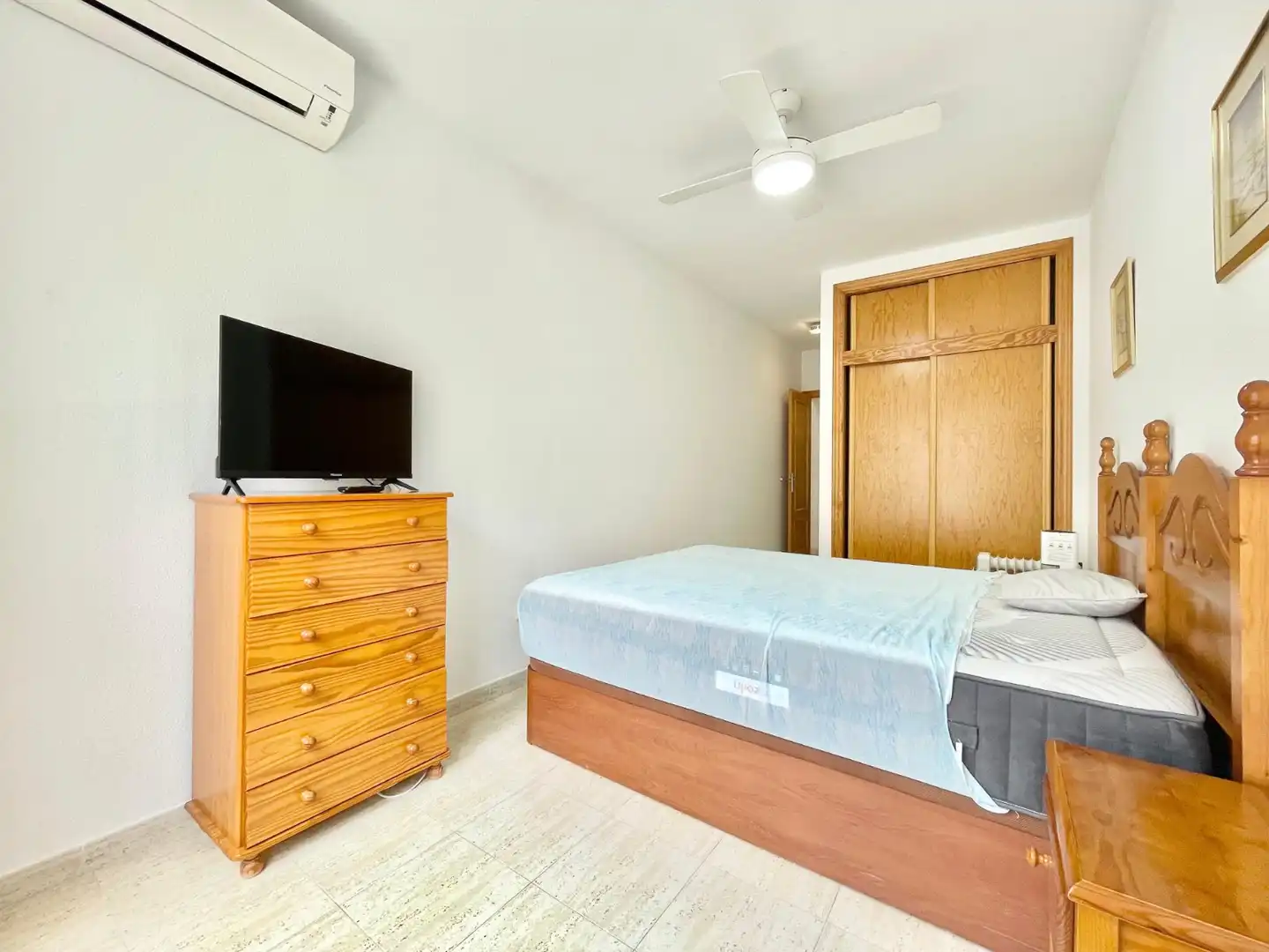 Dormitori de Apartament de lloguer en Torrevieja amb Calefacció, Terrassa i Piscina