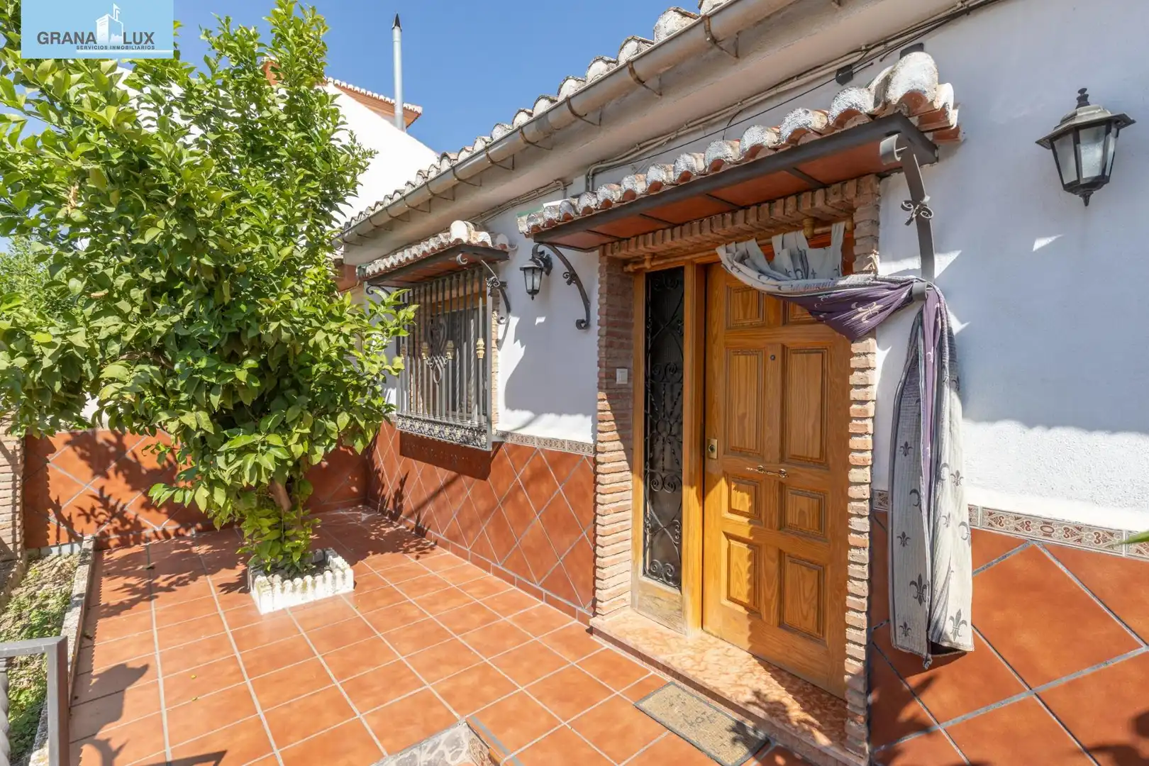 Vista exterior de Casa o xalet en venda en La Zubia amb Terrassa