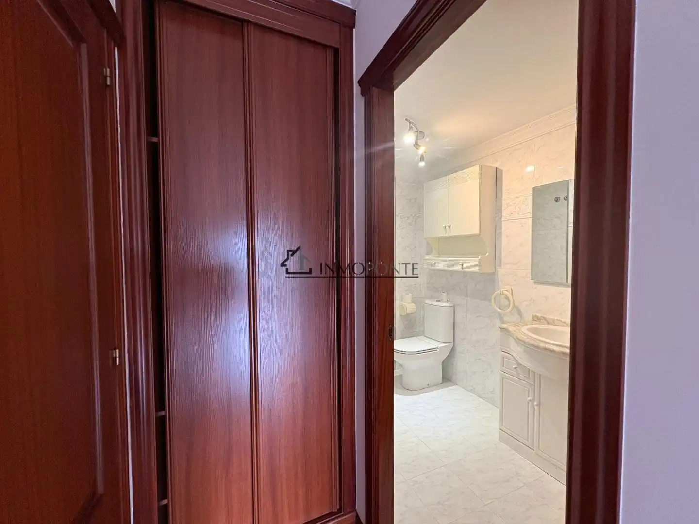 Baño de Piso de alquiler en Pontevedra Capital  con Calefacción y Trastero