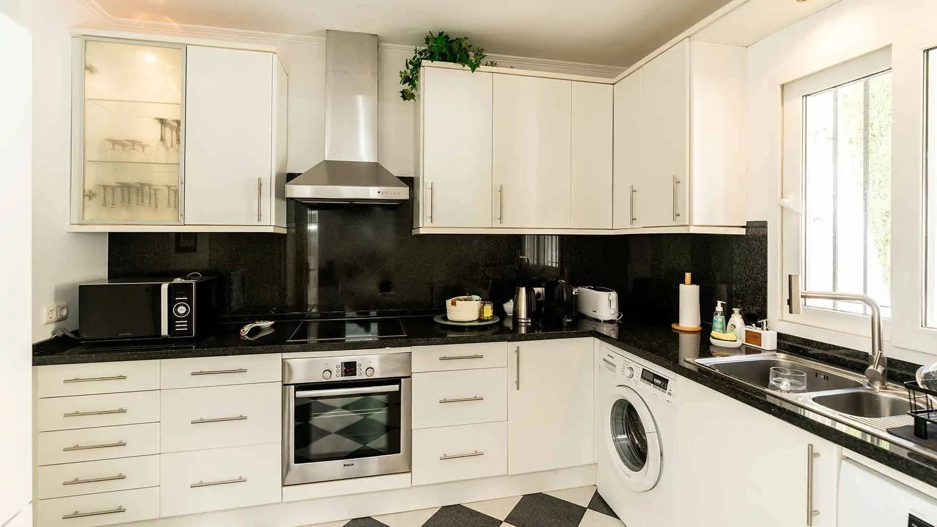 Cocina de Casa o chalet en venta en Marbella con Aire acondicionado, Jardín privado y Terraza