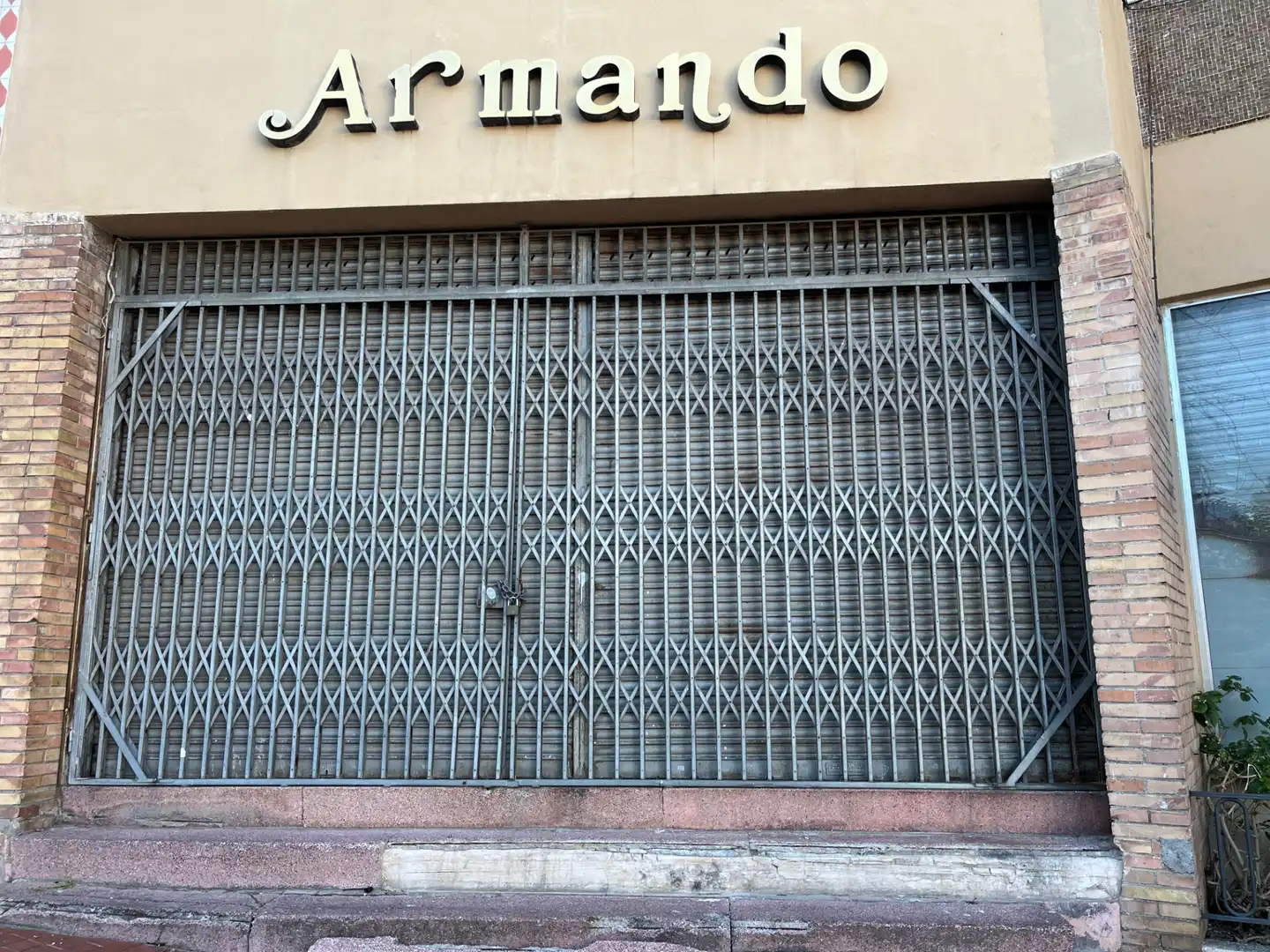 Exterior view of Ground floor for sale in Barcelona  with Alarm