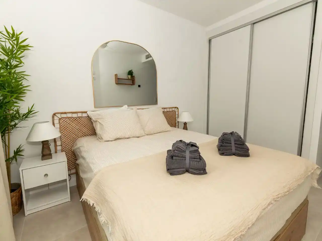Dormitori de Apartament de lloguer en Fuengirola amb Aire condicionat, Piscina i Balcó
