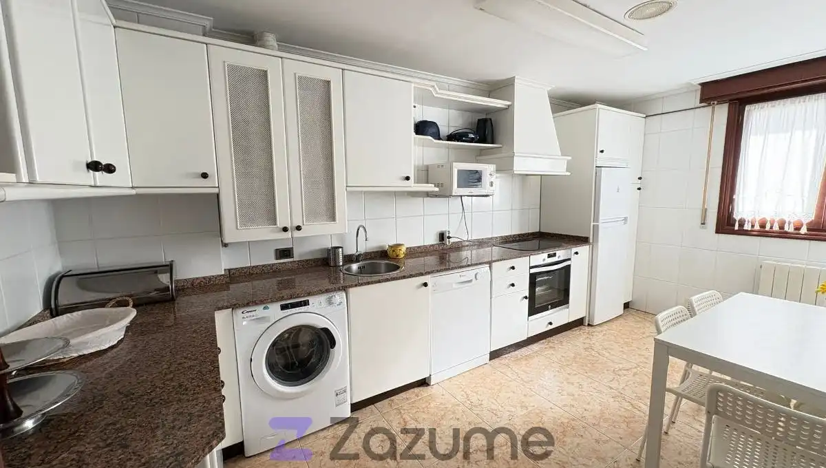 Cocina de Dúplex de alquiler en Noja con Jardín privado, Terraza y Piscina