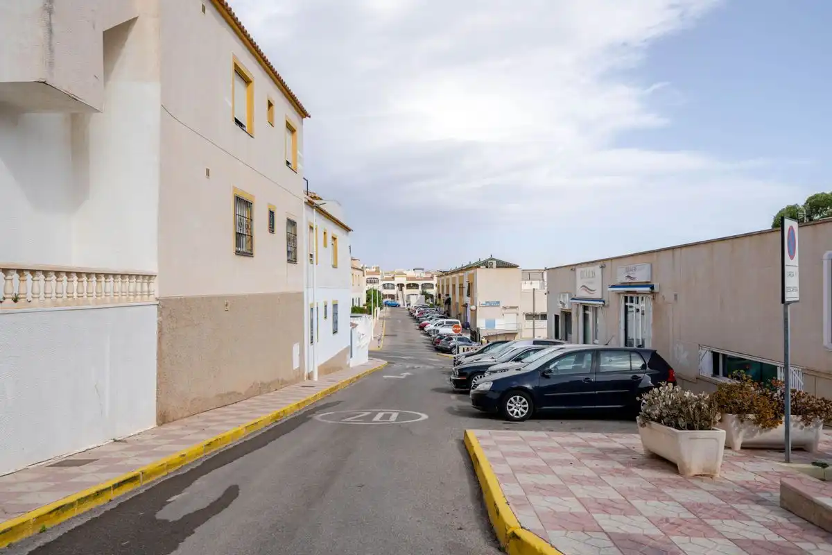 Außenansicht von Erdgeschoss zum Verkauf in Santa Pola mit Heizung, Privatgarten und Terrasse