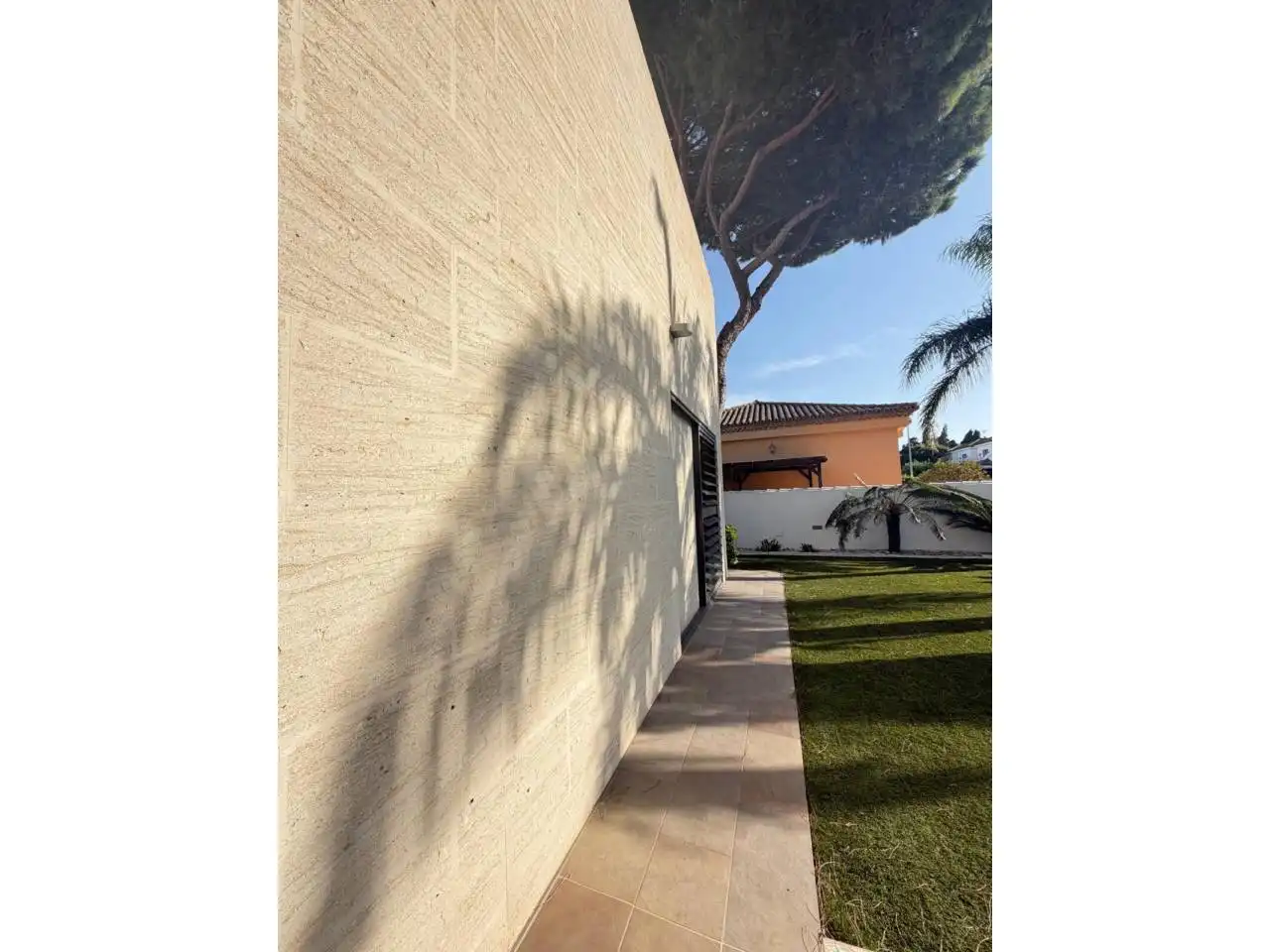 Vista exterior de Casa o xalet en venda en Chiclana de la Frontera amb Aire condicionat, Jardí privat i Terrassa