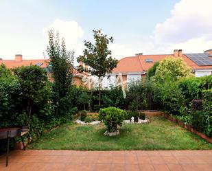 Jardí de Casa adosada en venda en Villaviciosa de Odón amb Aire condicionat, Calefacció i Jardí privat