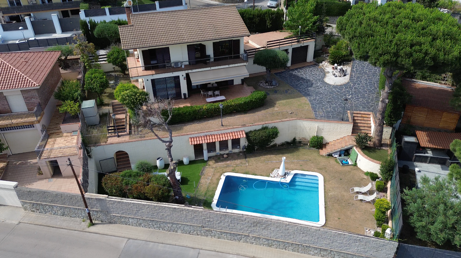 Vista exterior de Casa o xalet en venda en Premià de Dalt amb Aire condicionat, Calefacció i Jardí privat