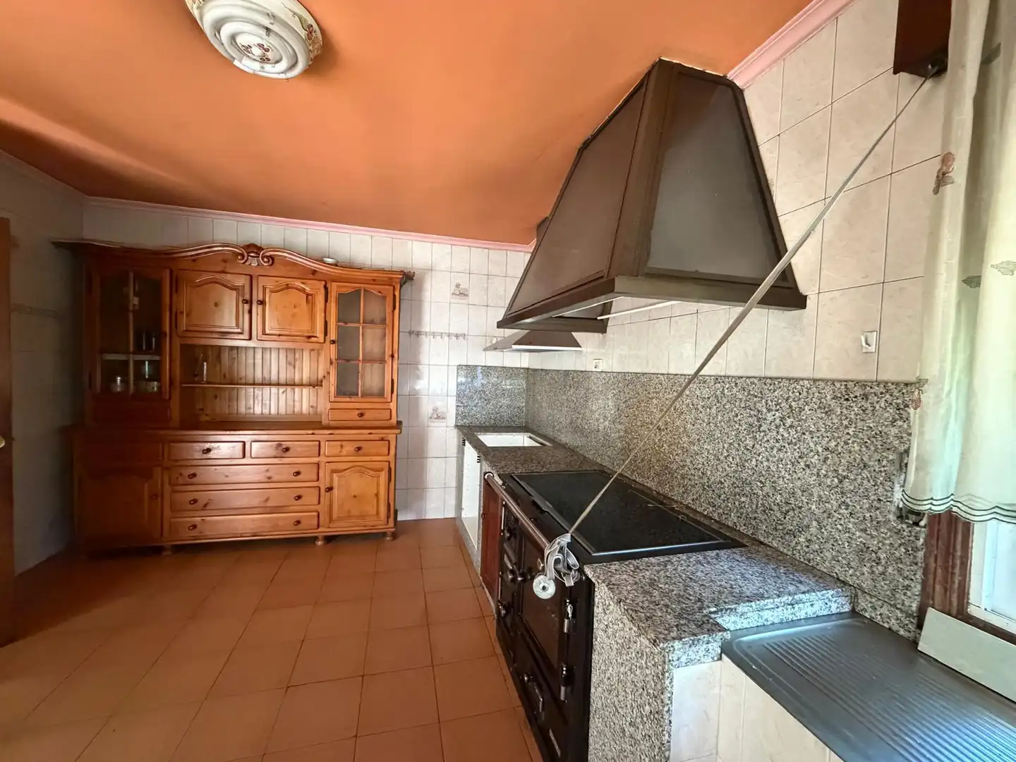 Cuina de Casa o xalet en venda en A Cañiza   amb Calefacció, Jardí privat i Terrassa
