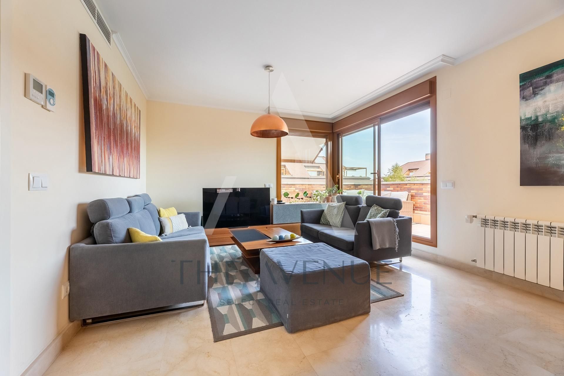 Sala d'estar de Àtic en venda en Boadilla del Monte amb Calefacció, Jardí privat i Terrassa