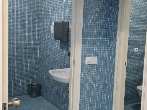 Badezimmer von Geschaftsraum zur Miete in Sevilla mit Klimaanlage und Heizung