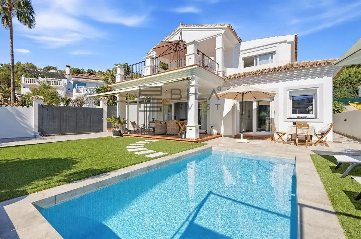 Detached house with pool for sale in Cerros del Aguila