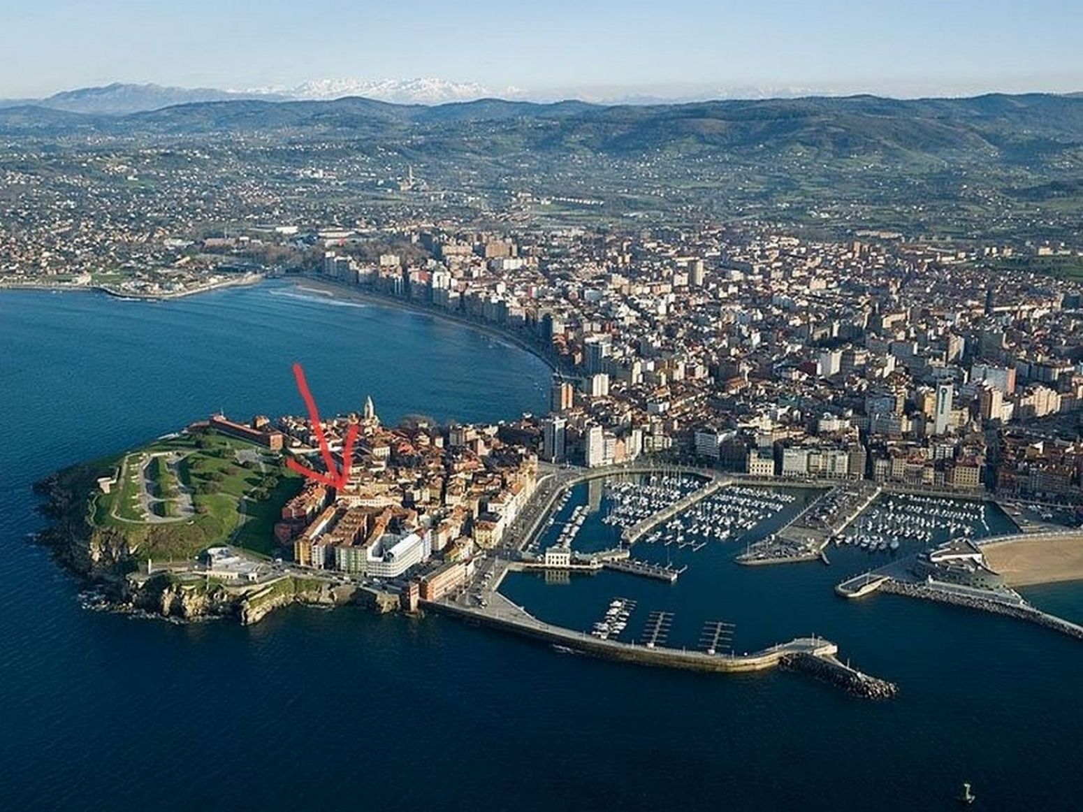 Vista exterior de Pis de lloguer en Gijón  amb Calefacció