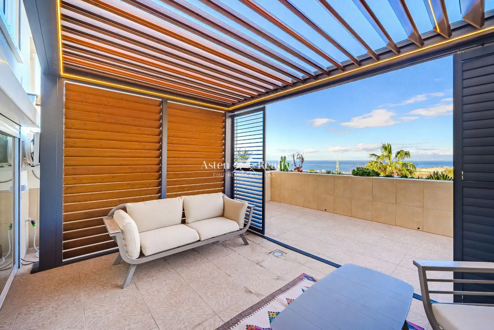 Terrasse von Einfamilien-Reihenhaus zum Verkauf in Arona mit Klimaanlage, Terrasse und Abstellraum