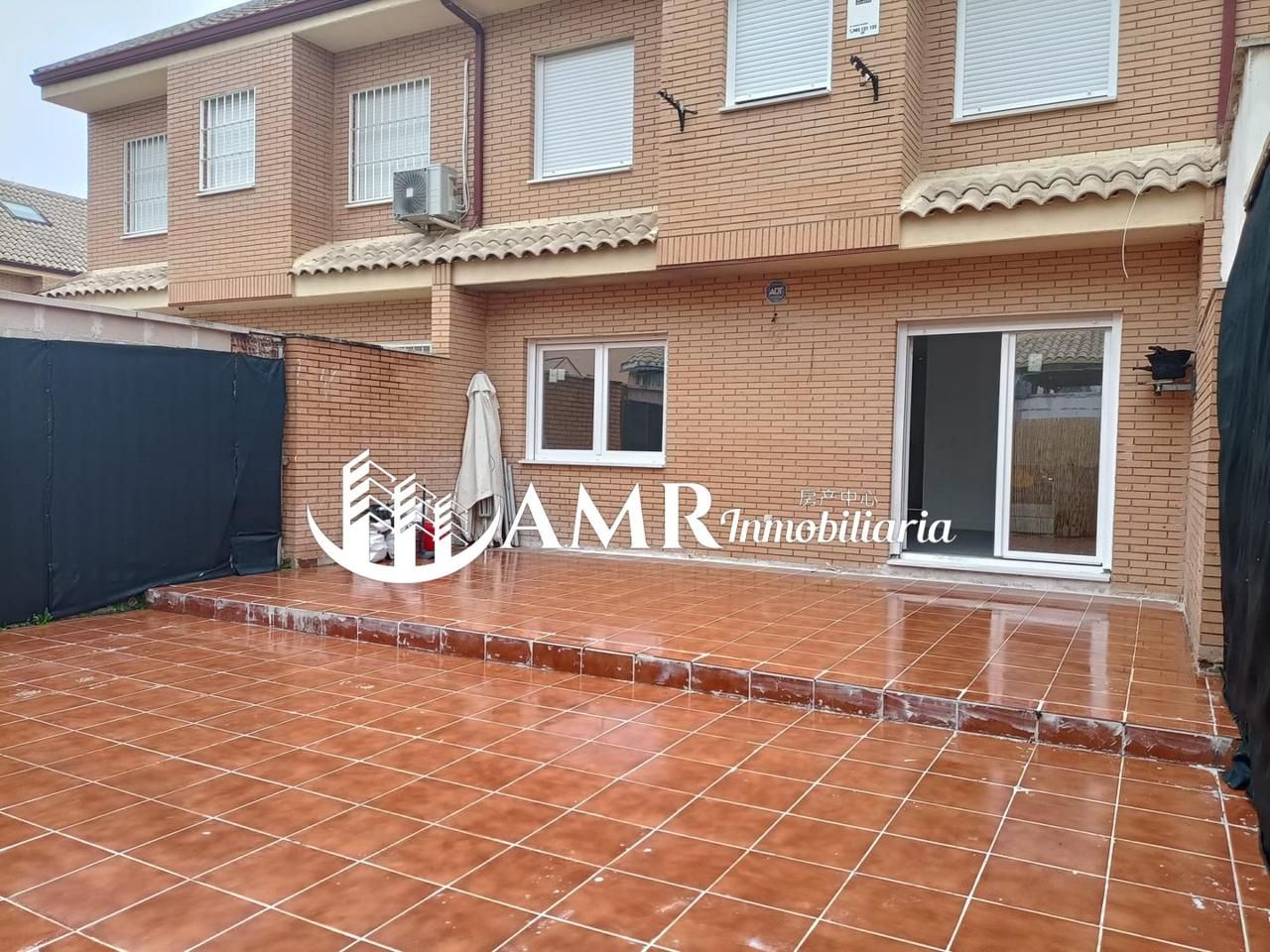 Vista exterior de Casa adosada en venda en Yuncos amb Calefacció, Jardí privat i Traster