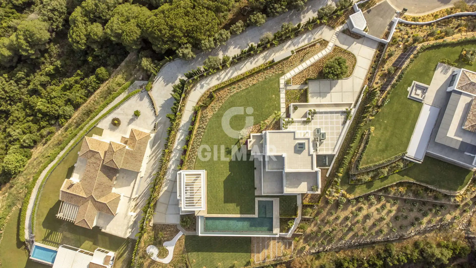 Vista exterior de Casa o xalet en venda en Sotogrande amb Calefacció, Jardí privat i Piscina