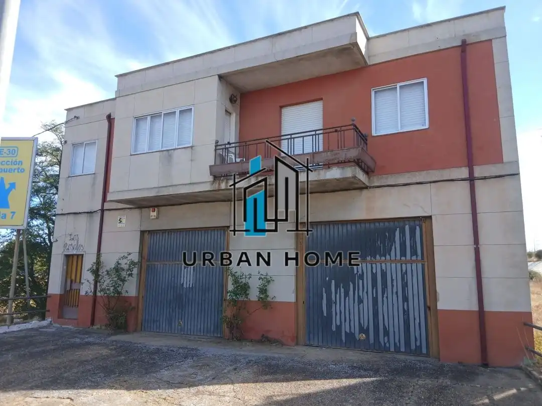 Vista exterior de Casa o xalet en venda en León Capital  amb Calefacció i Jardí privat