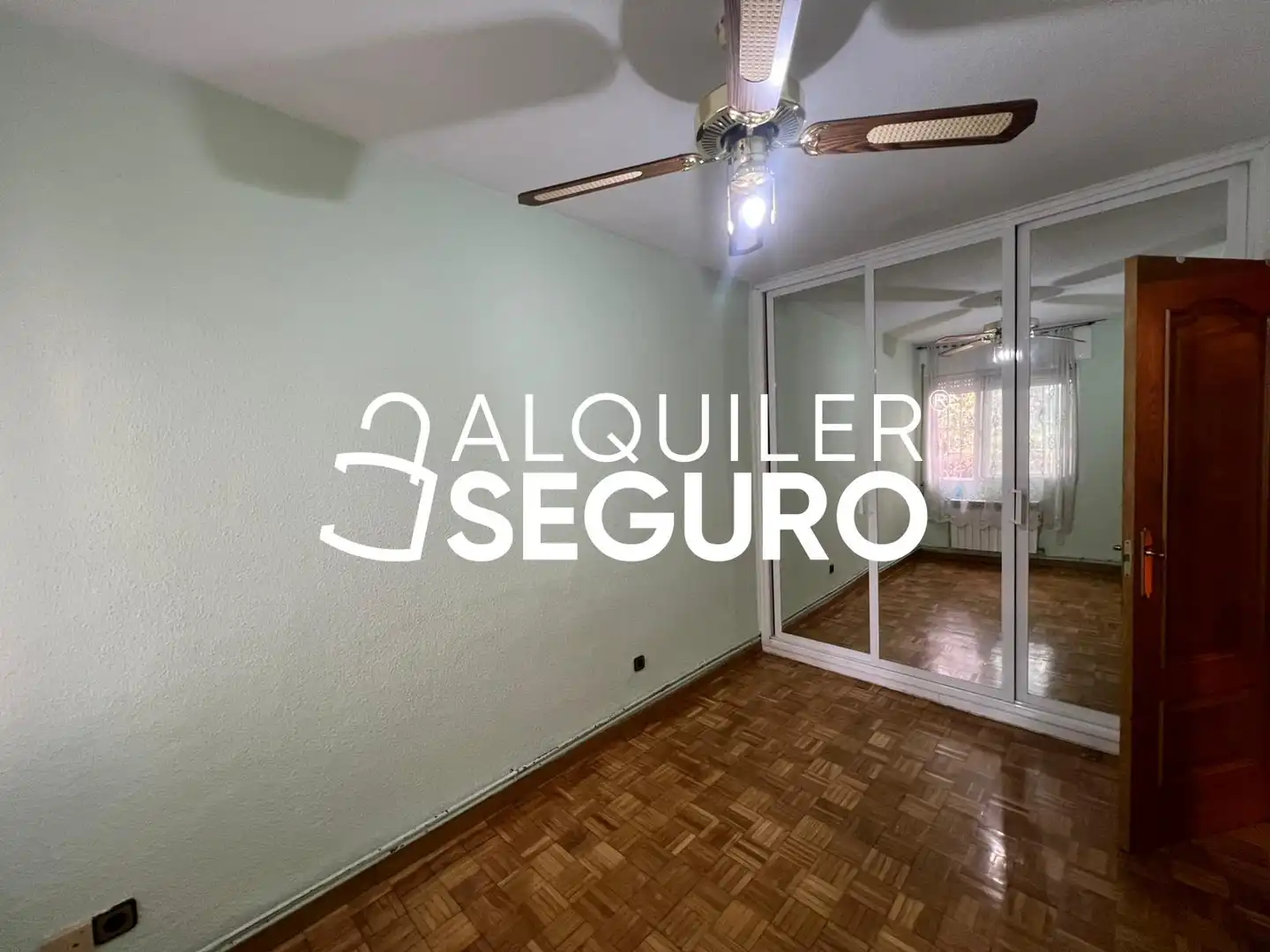 Dormitori de Pis de lloguer en Madrid amb Aire condicionat, Calefacció i Moblat