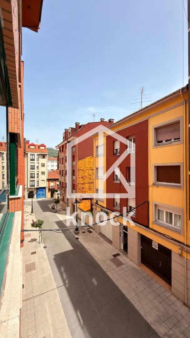 Vista exterior de Piso en venta en Oviedo  con Calefacción