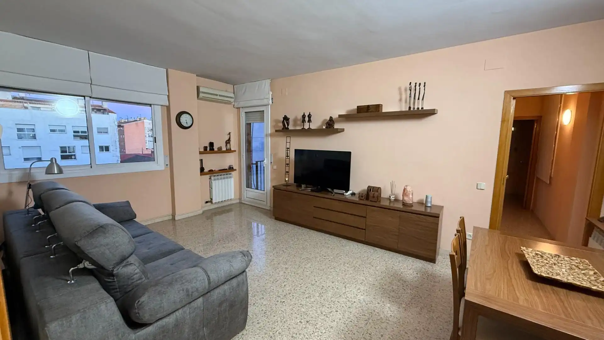 Sala de estar de Piso en venta en Cornellà de Llobregat con Aire acondicionado, Calefacción y Balcón