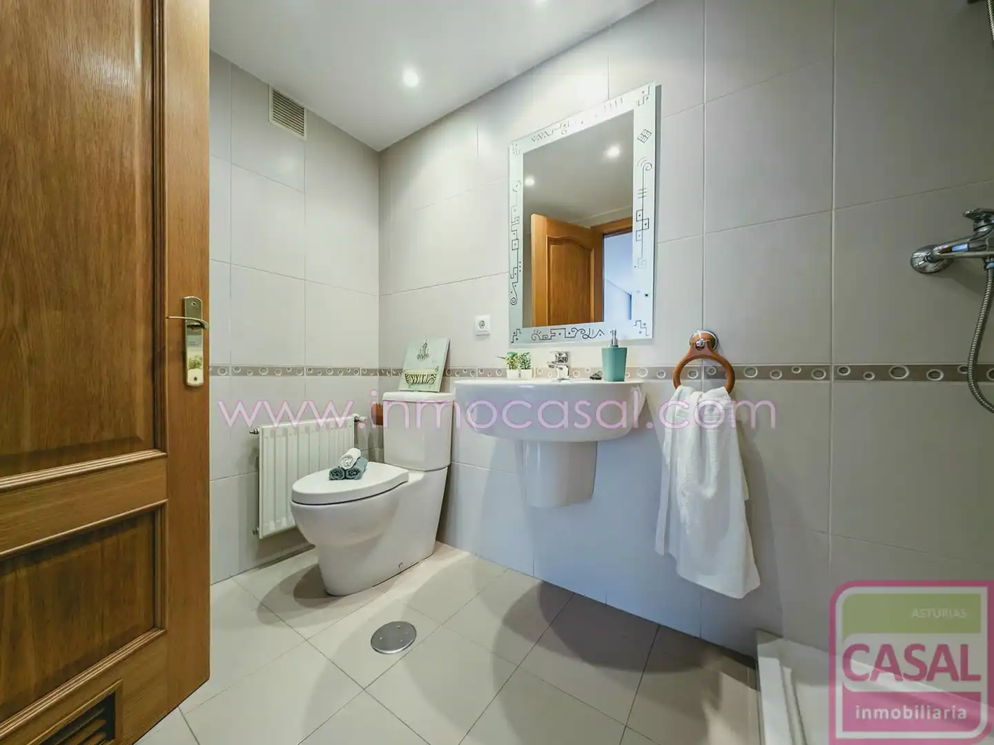 Baño de Piso en venta en Oviedo  con Calefacción, Trastero y Amueblado
