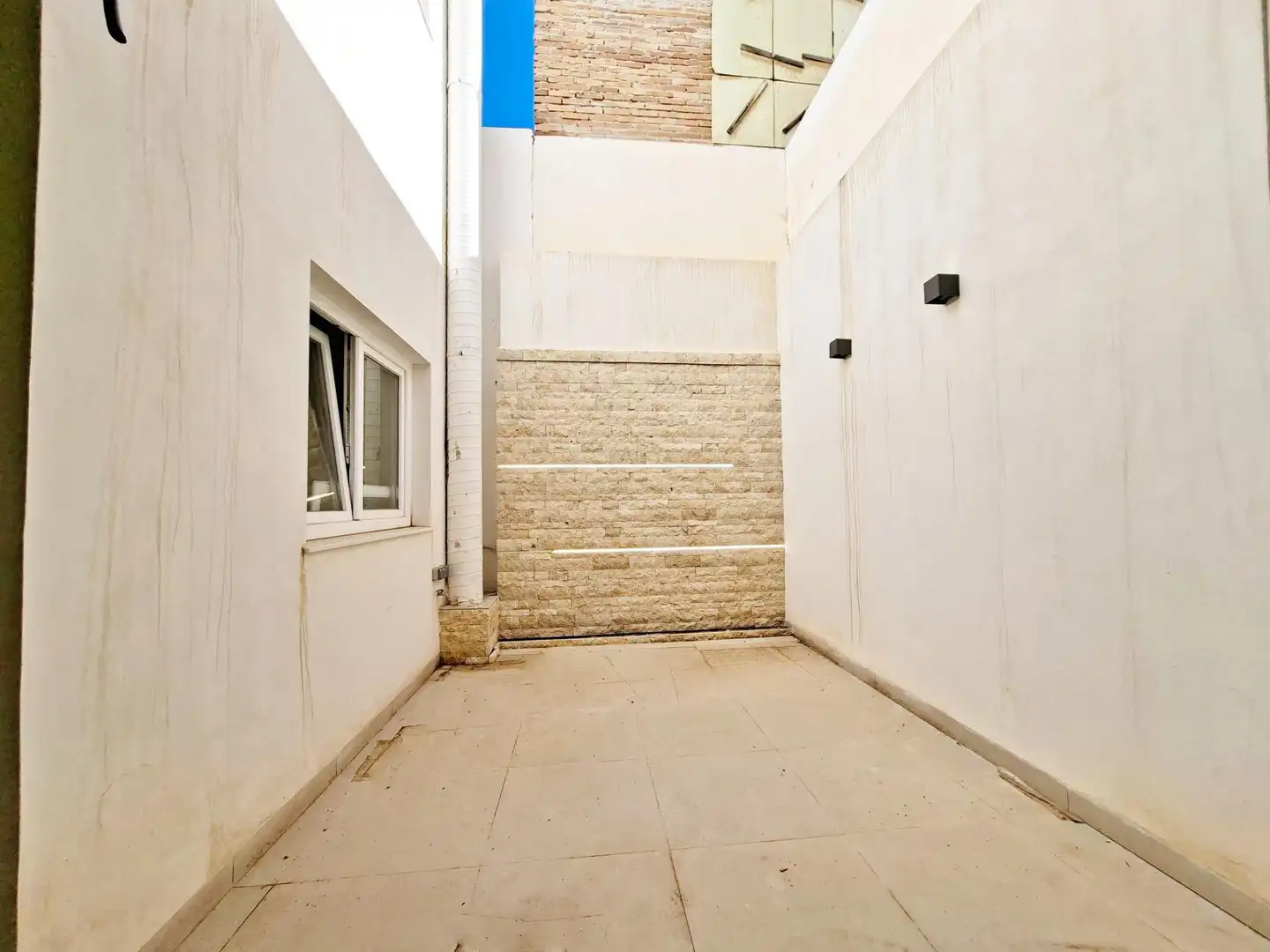 Exterior view of Commercial properties for sale in Roquetas de Mar